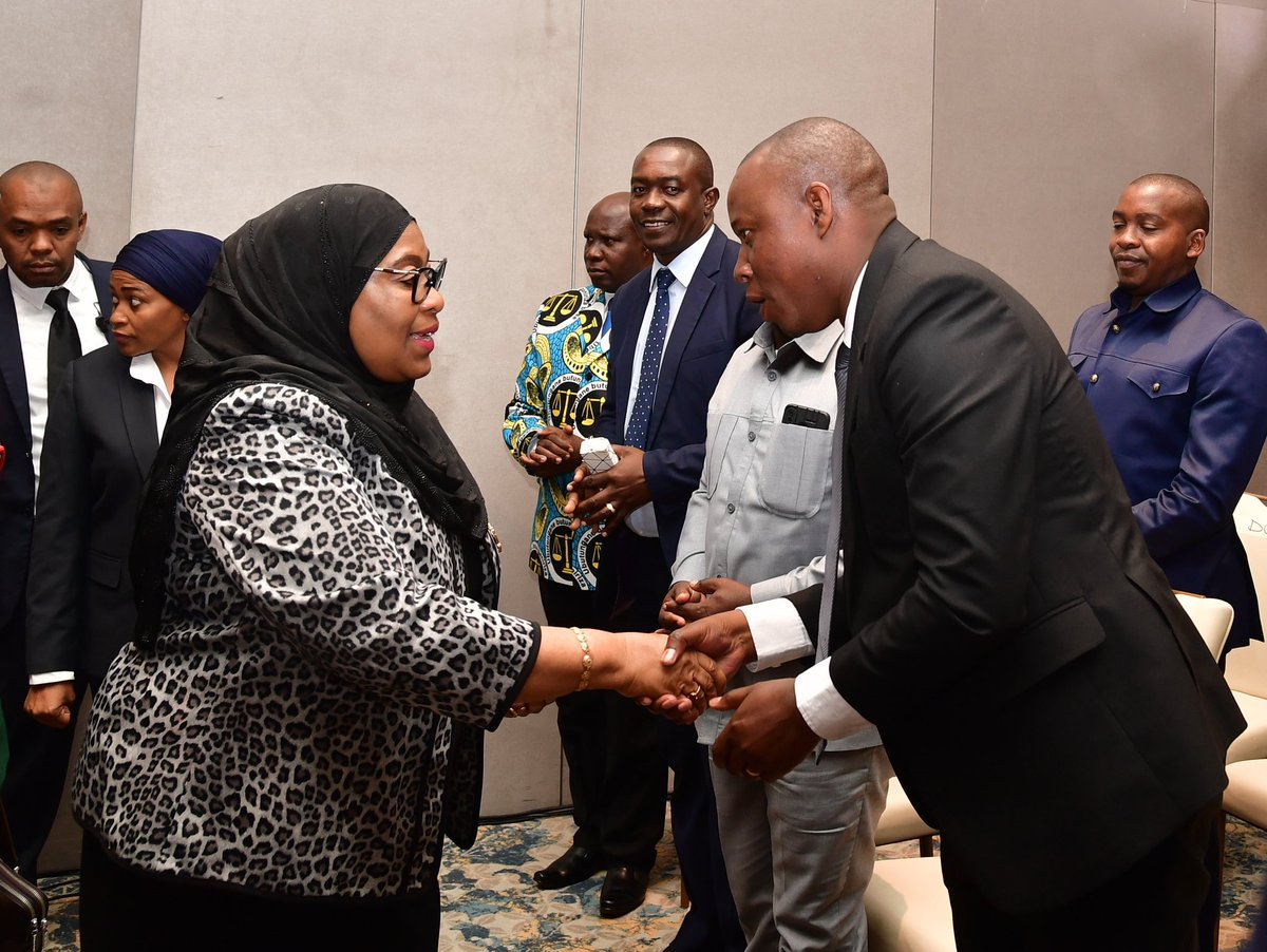 ikulumawasliano's tweet photo. Rais wa Jamhuri ya Muungano wa Tanzania Mhe. Samia Suluhu Hassan akisalimiana na Viongozi mbalimbali mara baada ya kufungua Mkutano wa Jukwaa la Demokrasia Afrika uliofanyika katika hoteli ya Gran Meliá Jijini Arusha tarehe 17 Julai, 2023. https://t.co/lKcsjWDsLs