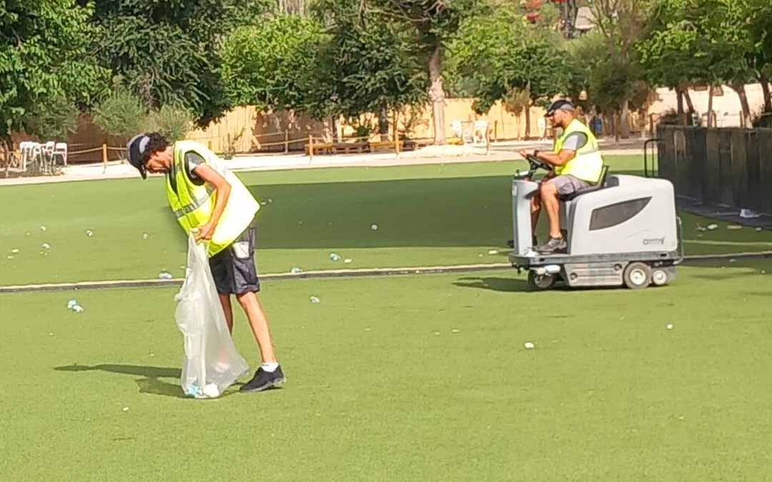 Clece_'s tweet photo. Nuestras filiales @enEquip_ e @Integracee han proporcionado a sus trabajadores en las Islas Baleares gorros y chalecos con tecnología evaporativa. Tras sumergilos en agua y escurrilos, mantienen el cuerpo por debajo de la temperatura ambiente para evitar así los golpes de calor. https://t.co/ciUL3BlP8d