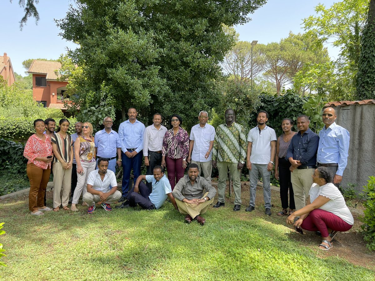 በጣሊያን በአንድ ጀንበር 500 ሚሊዮን ችግኝ የመትከል መርሐ ግብር ተካሄደ፣
======================

(ሐምሌ 10፣2015 በጣሊያን በአንድ ጀምበር 500 ሚሊዮን ችግኝ የመትከል መርሀ ግብር አካል የሆነ የችግኝ ተከላ በሮም ኤምባሲ መኖሪያ ቅጥር ግቢ ተካሂዷል።