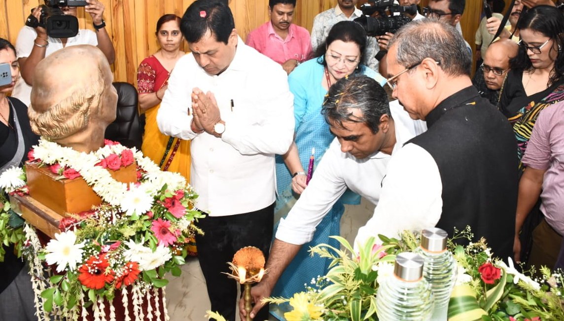 sarbanandsonwal's tweet photo. Glad to lay the foundation stone of a new multi-storied Boys Hostel at the National Institute of Homoeopathy (NIH) in Kolkata along with colleague Shri @DrMunjparaBJP ji. 

Built at a cost of ₹46 crore, the new hostel will accommodate 400 students. https://t.co/Dcqfr8yWxt