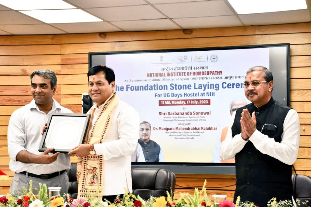 sarbanandsonwal's tweet photo. Glad to lay the foundation stone of a new multi-storied Boys Hostel at the National Institute of Homoeopathy (NIH) in Kolkata along with colleague Shri @DrMunjparaBJP ji. 

Built at a cost of ₹46 crore, the new hostel will accommodate 400 students. https://t.co/Dcqfr8yWxt