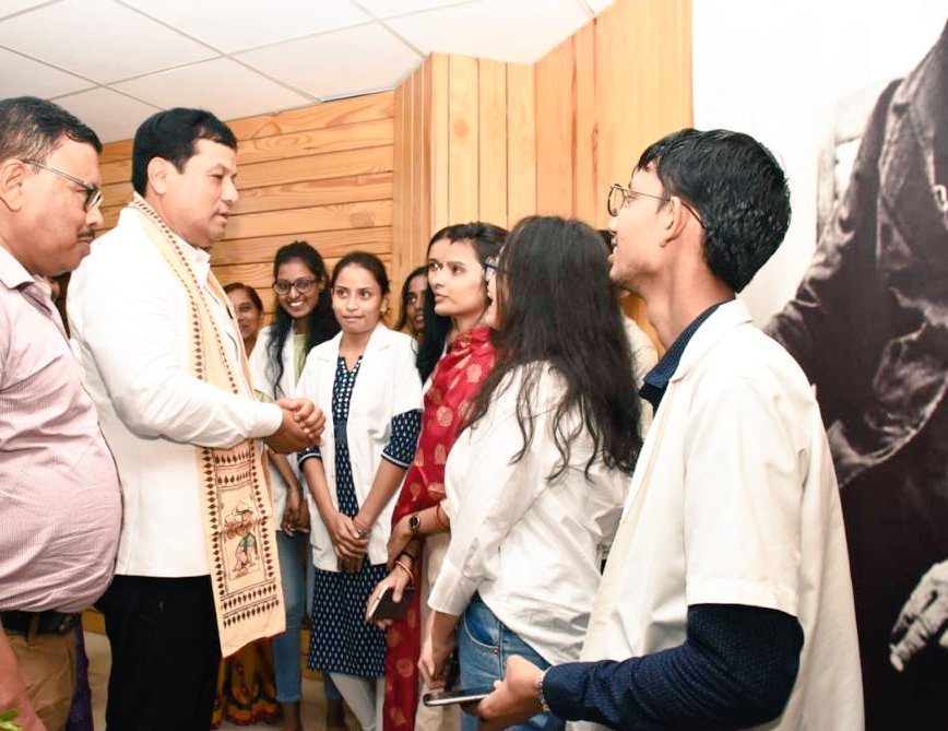 sarbanandsonwal's tweet photo. Glad to lay the foundation stone of a new multi-storied Boys Hostel at the National Institute of Homoeopathy (NIH) in Kolkata along with colleague Shri @DrMunjparaBJP ji. 

Built at a cost of ₹46 crore, the new hostel will accommodate 400 students. https://t.co/Dcqfr8yWxt
