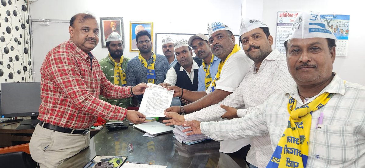 AAPKatniMP's tweet photo. *आज 17 जुलाई को आम आदमी पार्टी ने जिला पुलिस अधीक्षक कटनी को ज्ञापन सौंपा*
विदित हो की विगत शनिवार को जबलपुर आम आदमी पार्टी के ब्लॉक अध्यक्ष पश्चिम श्री मनोज सैनी जी के ऊपर अपराधियों द्वारा चाकू से प्राण घटक हमला किया गया।हमले में श्री सैनी जी को गंभीर चोटें आई। https://t.co/IJasB35mOr