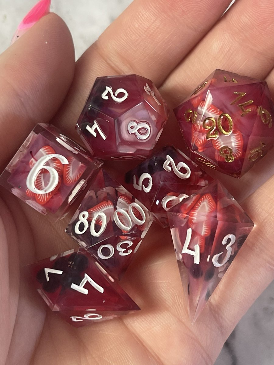 MageStudio's tweet photo. These dice were made as a commission but unfortunately the package was opened and reteapped and delivered empty 💔 #dice #handmadedice #dbd5e #dnd5e #dndart #dnddice #DungeonandDragons #dungeonsanddragons #kościdnd #magestudio #strawberrydice #tabletop # https://t.co/sb7cOxrmo0