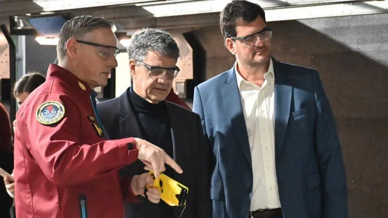 La Policía de la Ciudad comenzó a utilizar a partir de hoy las pistolas Taser en las estaciones de subte, centros de transbordo y en las 15 comunas porteñas, informaron fuentes policiales.

Los primeros 60 dispositivos fueron asignados a la División de

infoprovincia.com.ar/la-policia-de-…