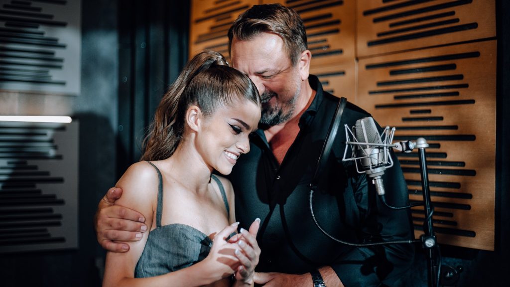 libertatea's tweet image. Vocea României, sezonul 11, vine cu schimbări. Horia Brenciu și Theo Rose pe scaunul dublu

Citiți aici: fal.cn/3zWwU

#ştiri  #protv #vocearomâniei #denisthemotans #horiabrenciu #theorose