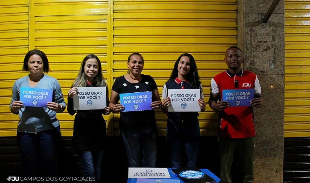 FJUcampos's tweet photo. Integrantes do Projeto Arcanjos FJU foram até as ruas, realizar a ação "Posso Orar Por Você?" onde puderam ajudar várias pessoas que por ali passavam, e levaram até elas uma palavra de Fé!

#VemPraFJU https://t.co/IMhjZoV3Zh
