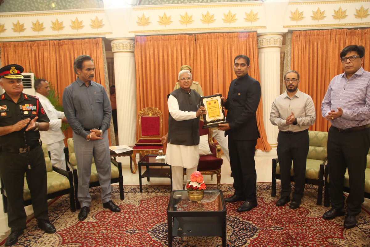 सशस्त्र सेना झंडा दिवस निधि में जिले के लिए निर्धारित लक्ष्य से अधिक धनराशि संग्रहित कर भोपाल जिले के उत्कृष्ट योगदान के लिए महामहिम <a href="/GovernorMP/">Governor of Madhya Pradesh</a> श्री मंगुभाई पटेल द्वारा कलेक्टर श्री <a href="/itsAsheeshSingh/">Asheesh Singh</a> को राजभवन में प्रशस्ति पत्र तथा शील्ड प्रदान कर सम्मानित किया गया।
#DMBhopal