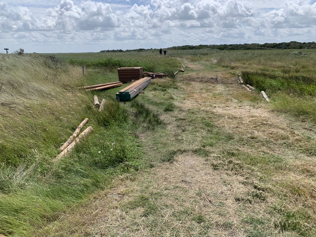 meintebonthuis's tweet photo. Firma Spoelsta en Multiklus zijn begonnen met het maken van bruggetjes over de “ natte” stukken van de wandelroute op het Oerd. De eerste palen zitten erin! https://t.co/Ba43UMcTil