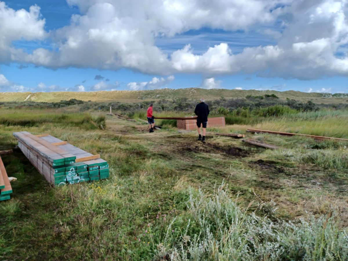 meintebonthuis's tweet photo. Firma Spoelsta en Multiklus zijn begonnen met het maken van bruggetjes over de “ natte” stukken van de wandelroute op het Oerd. De eerste palen zitten erin! https://t.co/Ba43UMcTil