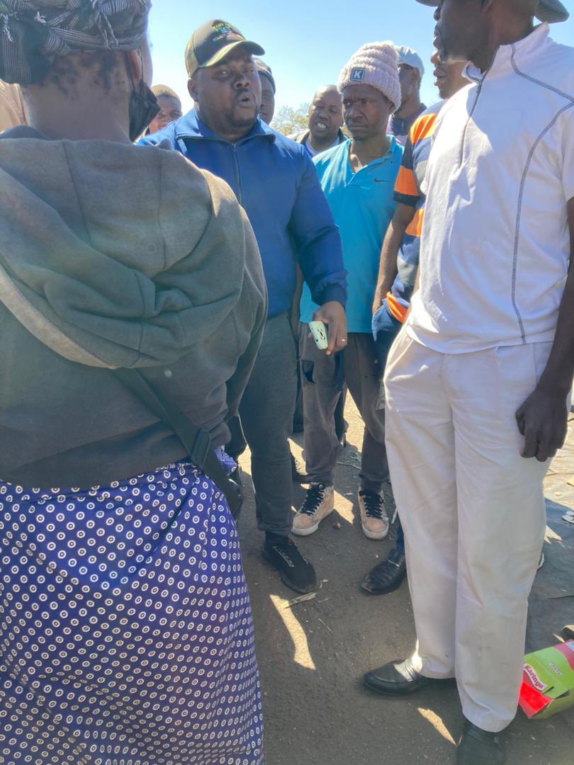 The man pictured in a cap, addressed the vendors and also threatened a CITE reporter with unspecified action if they took pictures of him. 

#Asakhe