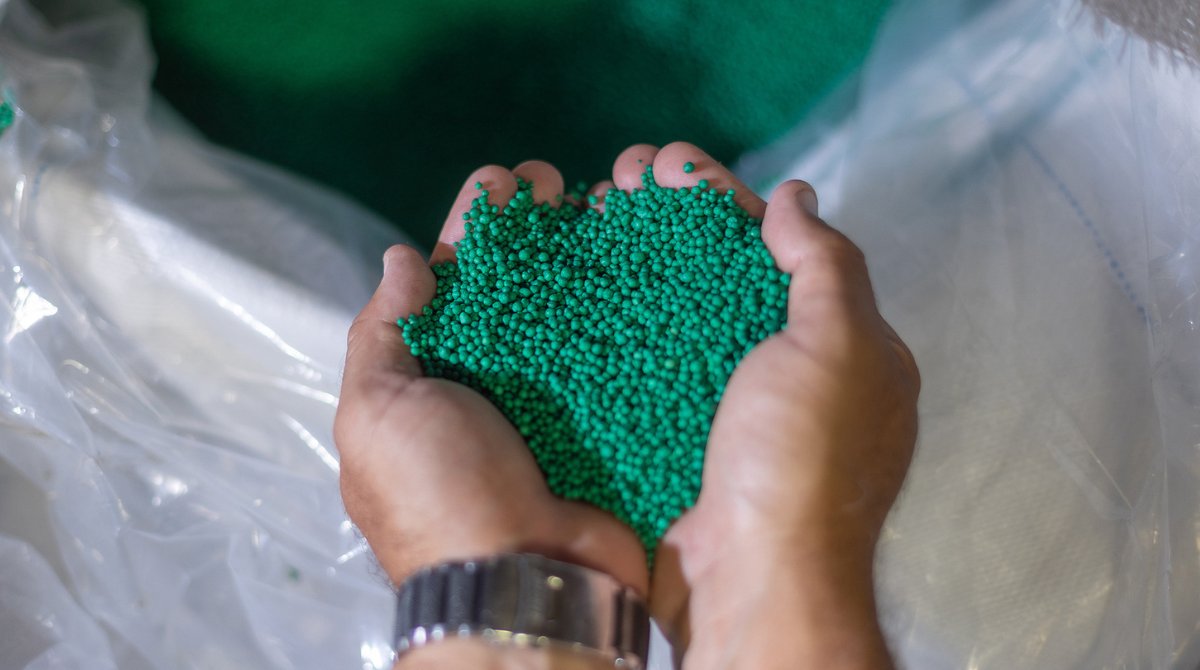HarrellsLLC's tweet photo. The differences and similarities between controlled-release and slow-release fertilizers are both small and vast, creating a lot of confusion for professionals. 

But why is it all so tough to understand? 🤔

Dr. Jeff Atkinson is here to clear the air >>  https://t.co/m3kjsjKC6d https://t.co/BTxvgOg3cv