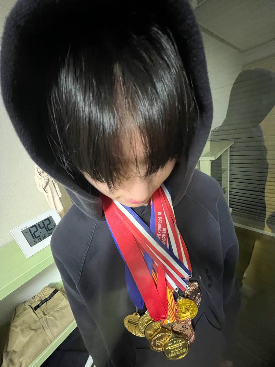 chooniw's tweet photo. เหรียญที่ยูจินห้อยมีทั้งเหรียญกระโดดเชือก , เทควันโด แล้วก็น่าจะมีฟุตบอลด้วยอะ เกินเรื่องมาก มีกีฬาอะไรที่ยูจินเล่นไม่เป็นบ้าง 😭😭 https://t.co/rILCuRwnIT