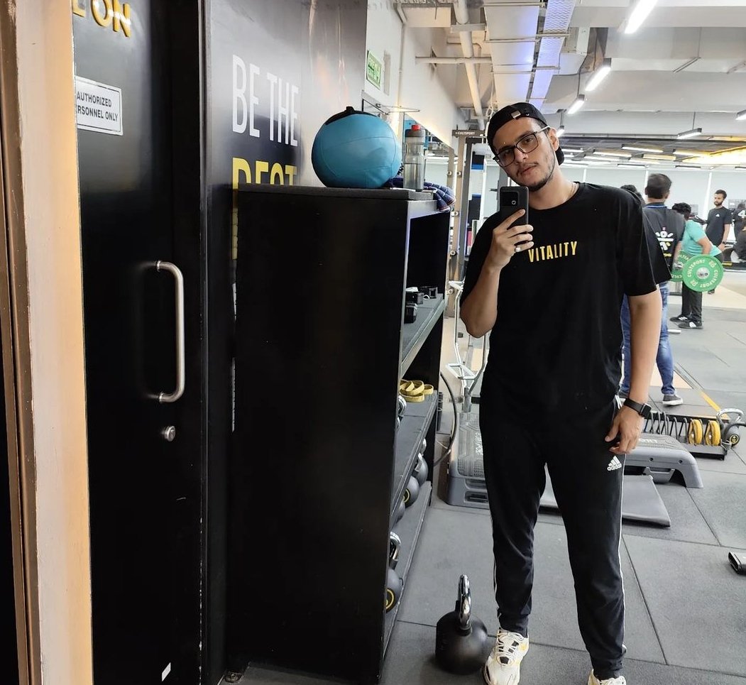TAsipahi's tweet photo. Gym jana padra because this guy gave me motivation you guys continue I'll be back ASAP #HappyLassanDivas 9 YEARS OF TRIGGERED INSAAN https://t.co/IdUXA1g37n