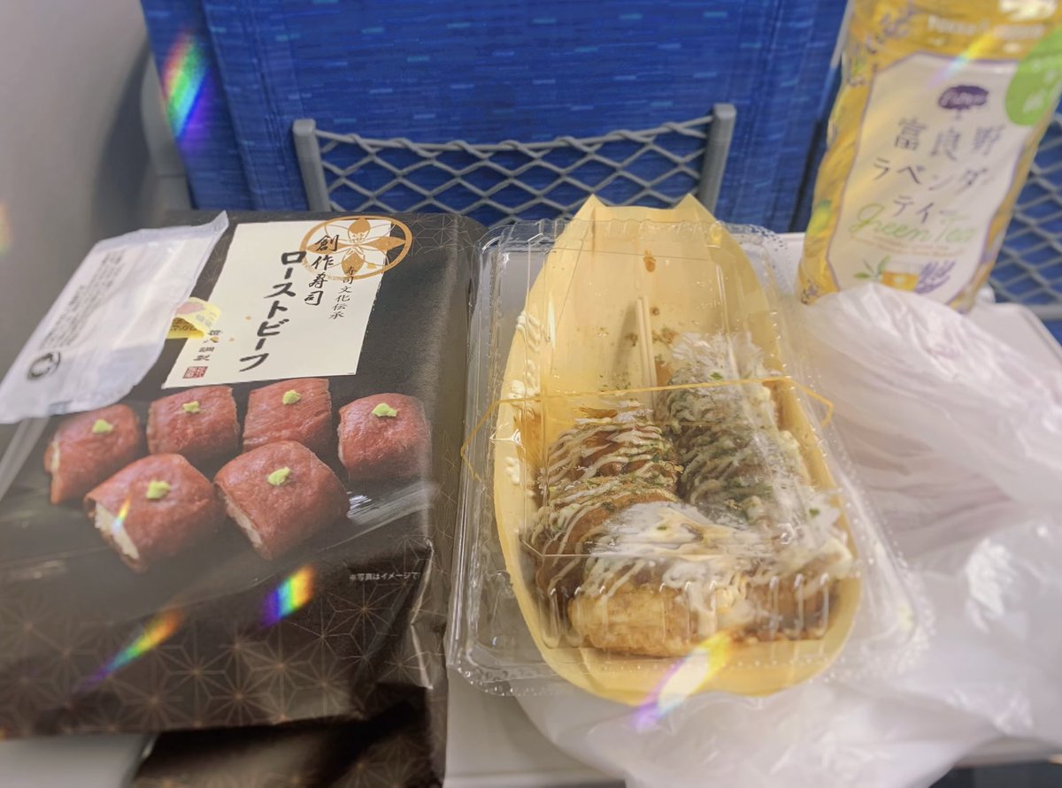 erika_kuromiya's tweet photo. 撮影会終わりにスタッフさんがたこ焼き買ってくれた🐙🐙
粉と米の二刀流で胃袋幸せになったよ🤤
大阪2日間楽しかった〜〜〜
来てくださった皆様、改めてありがとうございました❕ https://t.co/bB42b7snRA