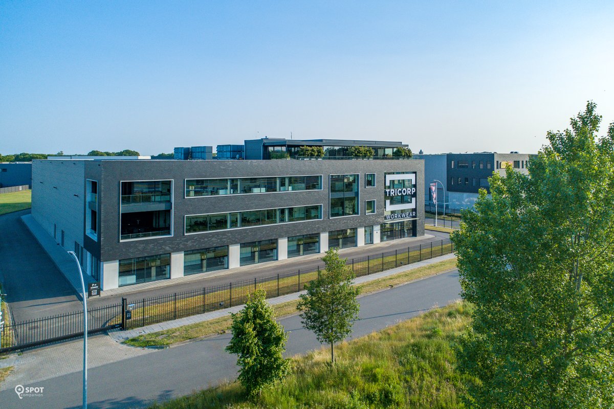 Ongeveer een jaar geleden konden we melden dat Tricorp zich gevestigd heeft op ons bedrijvenpark. Op zichtlocatie aan de A58 en dus verdient het pand een passende aankleding volledig in (huis)stijl van de onderneming.

Tijd voor nieuwe foto's... zo gaaaaf dit!
#tricorp #gilze