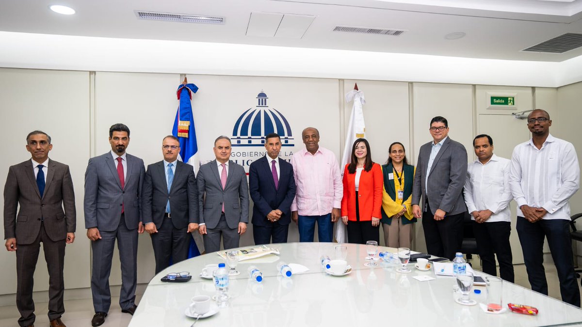 AntonioAlmonteR's tweet photo. Reunión con el Embajador de Irak S.E. Hayder Albarrak quien es director general para las Américas de @Iraqimofa

💬 Valoramos las posibilidades de cooperación energética con uno de los países del mundo que tiene más reservas probadas de petróleo. 🇩🇴🇮🇶 #DiplomaciaEnergética https://t.co/YjJZzPERma