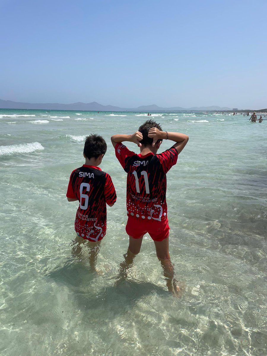 Aitor y Unai dentro del kit de playa tienen sus camiseta del SIMA-Corazonistas!!!! Seguimos disfrutando a tope del verano balonmanero!!! 🏝️🤾🏻‍♂️🤾‍♀️