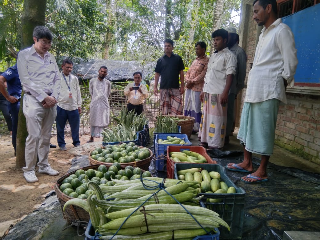 FAOBangladesh's tweet photo. H.E. Kiminori Iwama, Ambassador of Japan to Bangladesh 🇯🇵🇧🇩, checks out some fresh produce🥒🫛at an #FAO-supported farmer aggregation centre in Cox’s Bazar. The ambassador also visited the #Rohingya camp. Japan is helping to empower farming communities in the region. https://t.co/xMM9jQMHQo