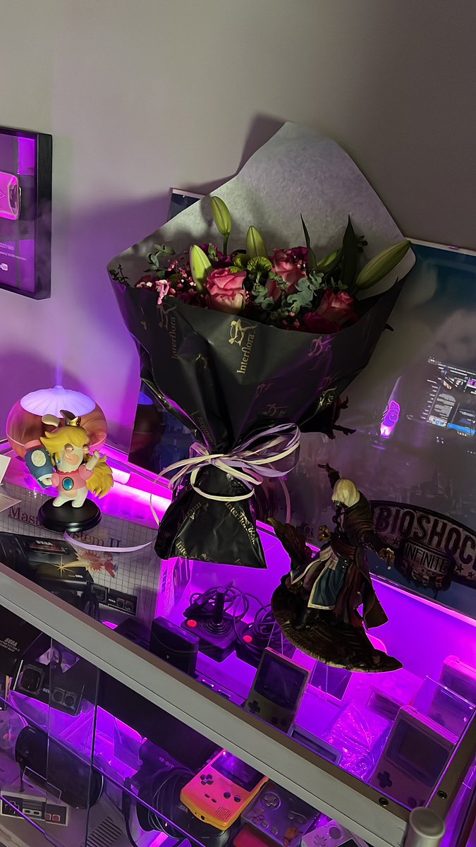 A ver… quién fue? Me llega este pedazo ramo con una nota “espero que te recuperes pronto” tengo MIEDO. Quien manda esto? Necesito respuestas o me asusto