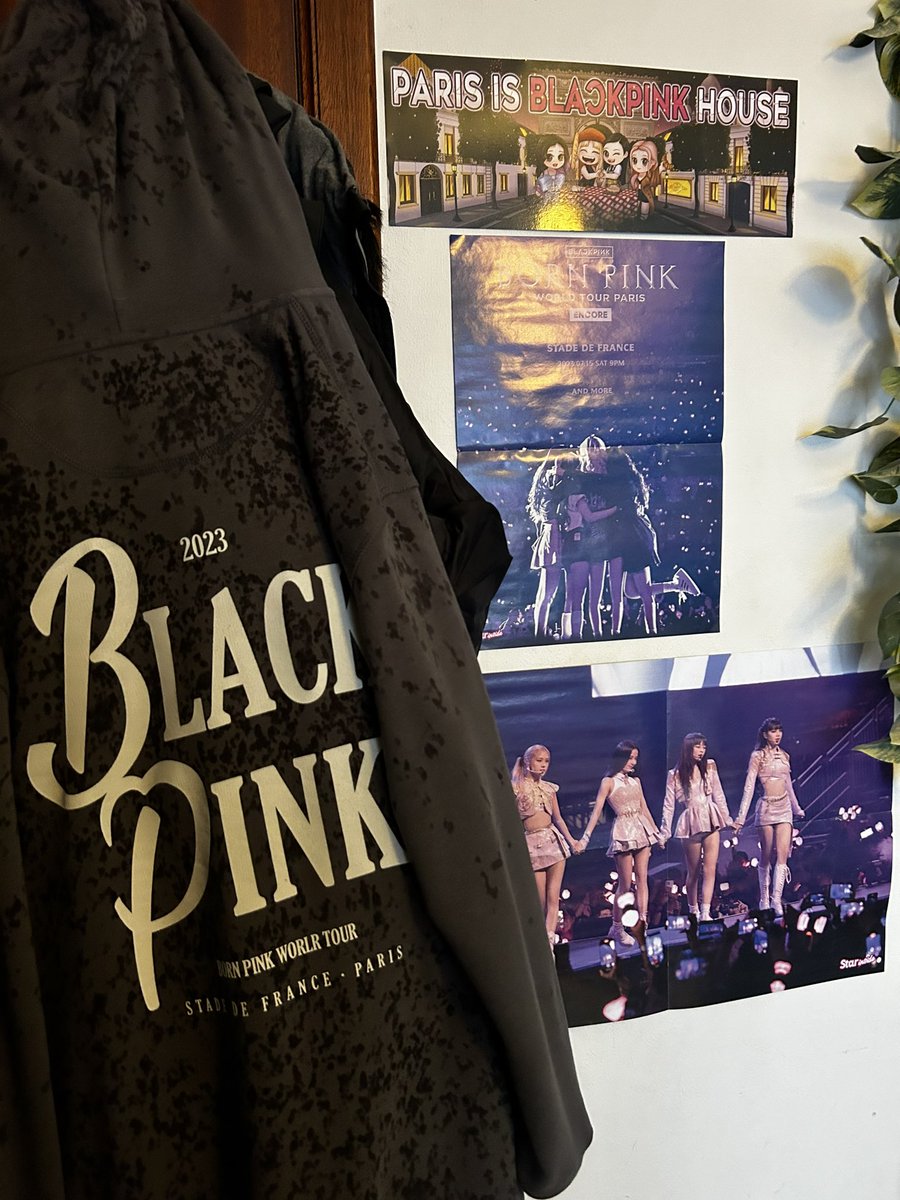 Décoration de ma chambre en cours avec bien évidemment THE BANNER 🖤💖 Merci encore @Blackpinkfrr <a href="/Pandasaoul_/">Pandasaoul</a> <a href="/BLACKPINKFRTOUR/">COИCERT BLΛƆKPIИK PΛRIS</a> @RoseBlackPinkFr <a href="/TeamJennieFr/">Team Jennie France</a> <a href="/lalisafrr/">LISA FRANCE ! ᡣ𐭩</a> <a href="/RoseparkEurope/">Rosé Europe 🇫🇷</a> <a href="/EuropeJennie/">Jennie Europe</a> <a href="/JisooFrance/">Jisoo France</a> <a href="/LSMFRANCE/">LISA 리사 • FRANCE 🇫🇷</a> @KimJisooEurope <a href="/LisaEurope/">LISA EUROPE 💫 SAW LISA IN PARIS</a>