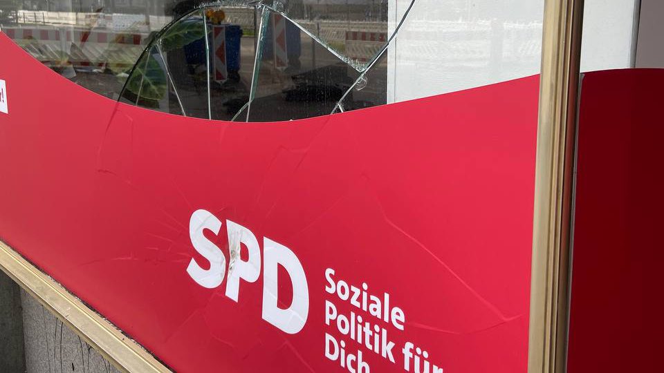 Am Wochenende wurde mein Wahlkreisbüro in der Turmstraße angegriffen. Vermutlich politisch motiviert, denn das Glas wurde direkt beim <a href="/spdde/">SPD Parteivorstand 🇪🇺</a> Parteilogo eingetreten. Das ist ärgerlich, super feige und absolut undemokratisch. Ich lasse mich aber nicht einschüchtern - wir bleiben.