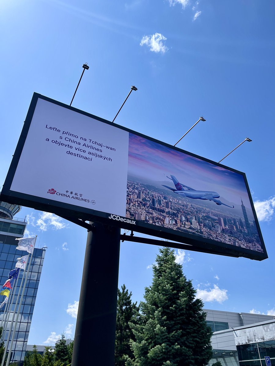 Od středy pravidelně s ✈️ A350 <a href="/ChinaairlinesJP/">China Airlines_JP</a> na Tchaj-wan 🇹🇼 ode dneška to připomíná i billboard před terminálem.