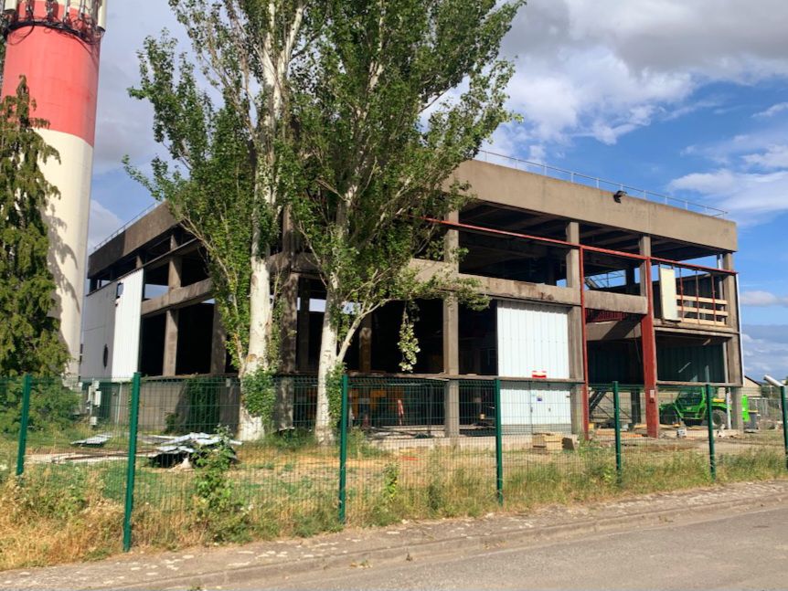ReseauClauvae's tweet photo. #travaux 🚧La chaufferie des Cézeaux poursuit sa mue ! L'ancien bardage a été déposé pour un nouveau répondant aux normes incendie et acoustique. ✔️
Dans le même temps, les fondations et la dalle des futurs locaux sociaux du site ont été coulées. 👷‍♂️

@ClrmntMetropole https://t.co/CQEWztKif4