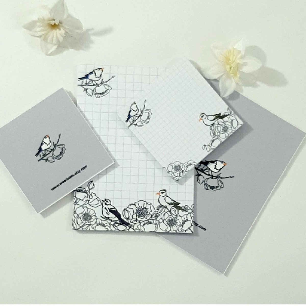 woorinaraetsy's tweet image. Excited to share the latest addition to my #etsy shop: The bird and flower memo notepad etsy.me/43tWvFJ #bird #memonotepad #stationery #cutememonotepad #flower #birdnotepad #birdandflower #summer #spring