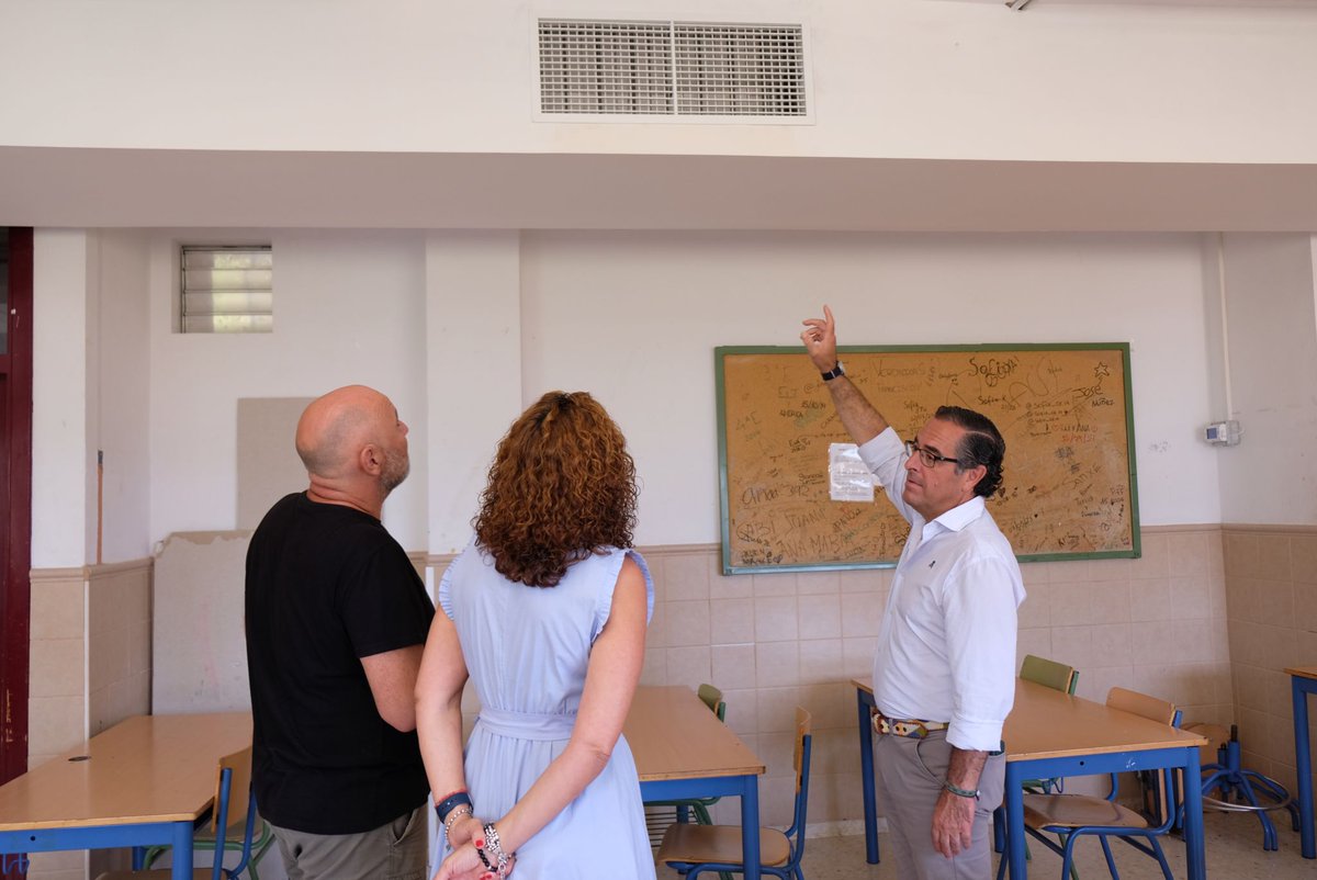 educacionmlg's tweet photo. Coín avanza en la bioclimatización y energías renovables de sus centros educativos. El delegado @Miguel_Briones_ ha visitado @losMontecillos  de esta localidad, donde ha realizado una visita técnica acompañado por la concejala de Educación @Raquel_PP_Coin. @EducaAnd @AytoCoin https://t.co/tE1J5QAXNz