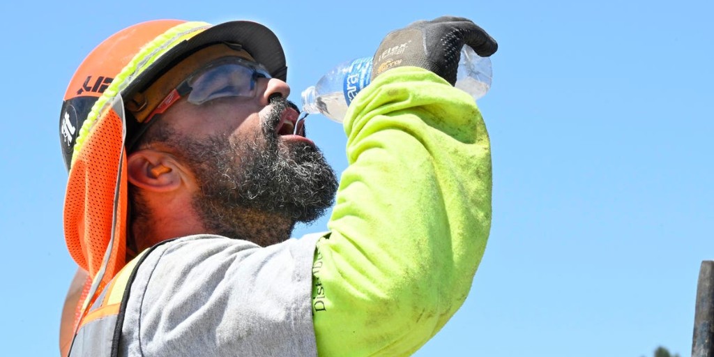 TheKristLawFirm's tweet photo. #OutdoorWorkers remain particularly vulnerable in the 44 states that have no regulations governing shade, rest, or water as #ExtremeHeat scorches the country: https://t.co/YHdt7V6cRJ #WorkerSafety #WorkersRights #HeatIllnessPrevention #HeatInjuries https://t.co/KeRVreWSYv