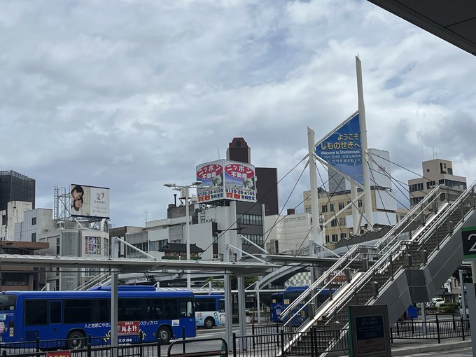 1日目は下関を観光…のぞみは止まらないので小倉で降りて山陽本線で本州に戻ることに  新幹線ホームは4階、山陽本線は2階、乗り換え時間2分!(これ逃すと次来るのは30分後)  完璧な流れで下関に到着、ここからさらにバスで城下町長府へ 座席にふぐがラッピングされててかわいい #らいむの山口旅