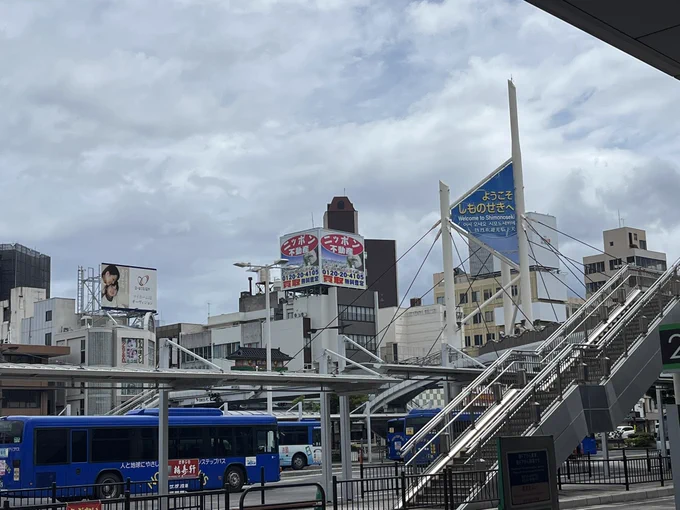 1日目は下関を観光…のぞみは止まらないので小倉で降りて山陽本線で本州に戻ることに  新幹線ホームは4階、山陽本線は2階、乗り換え時間2分!(これ逃すと次来るのは30分後)  完璧な流れで下関に到着、ここからさらにバスで城下町長府へ 座席にふぐがラッピングされててかわいい #らいむの山口旅