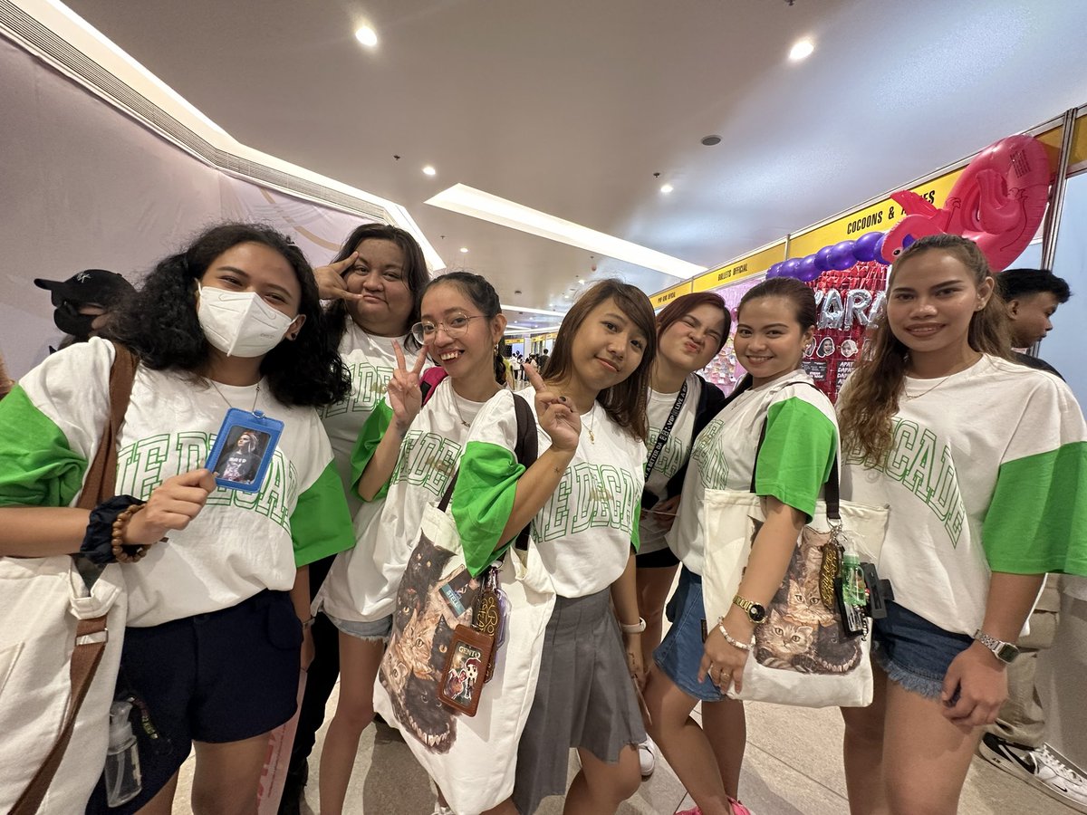 Imagine us wearing the same shirt as <a href="/imszmc/">PABLO</a>, roaming together around Gateway Mall and Araneta Coliseum. 😁Hard not to be noticed. 🤭
Ate <a href="/museika/">JOYCiE 🍎</a> also got the memo. 😌

#PPOPCONMANILA2023 #PPOPCONatTheBigDome