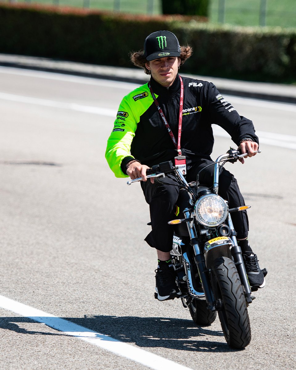 VR46RacingTeam's tweet photo. Some things never change! 😅
@Luca_Marini_97 @Marco12_B
#monkeybikes #elektrabikes #Mooneyvr46racingteam #VR46 #MB72 #MotoGP @MotoGP https://t.co/pEyusbxeUd