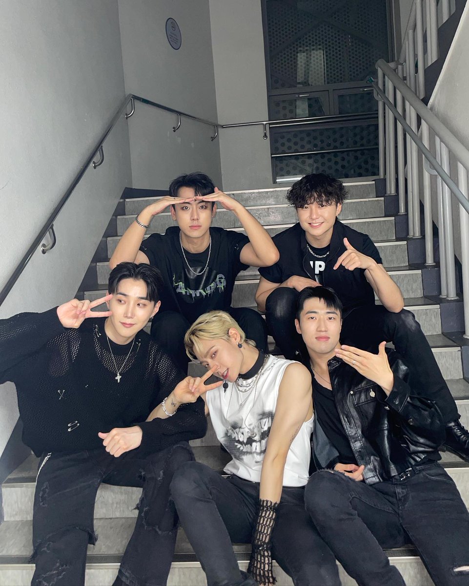 oneus__moon1's tweet photo. ✨Rbw Family Concert✨
.
.
.
#oneus #원어스 #이채연 #환웅 #내일은없어 #rbw #rbwfamily #bornblack

@ Born.donnkkun ig https://t.co/aVXZIV9Wpf