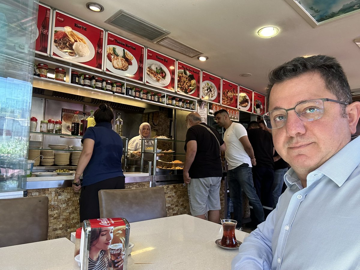 Bizdeki esnaf lokantası geleneği ne büyük bir zenginlik. Hele mutfakta müşteriyle güler yüzle ilgilenen hemşehrim (Rize Kamboz’lu) Emine Hanım varsa. Kadın eli değen lokantalar daha nezih ve temiz oluyor. (Yer: Dikilitaş Barbaros Plaza arkası)