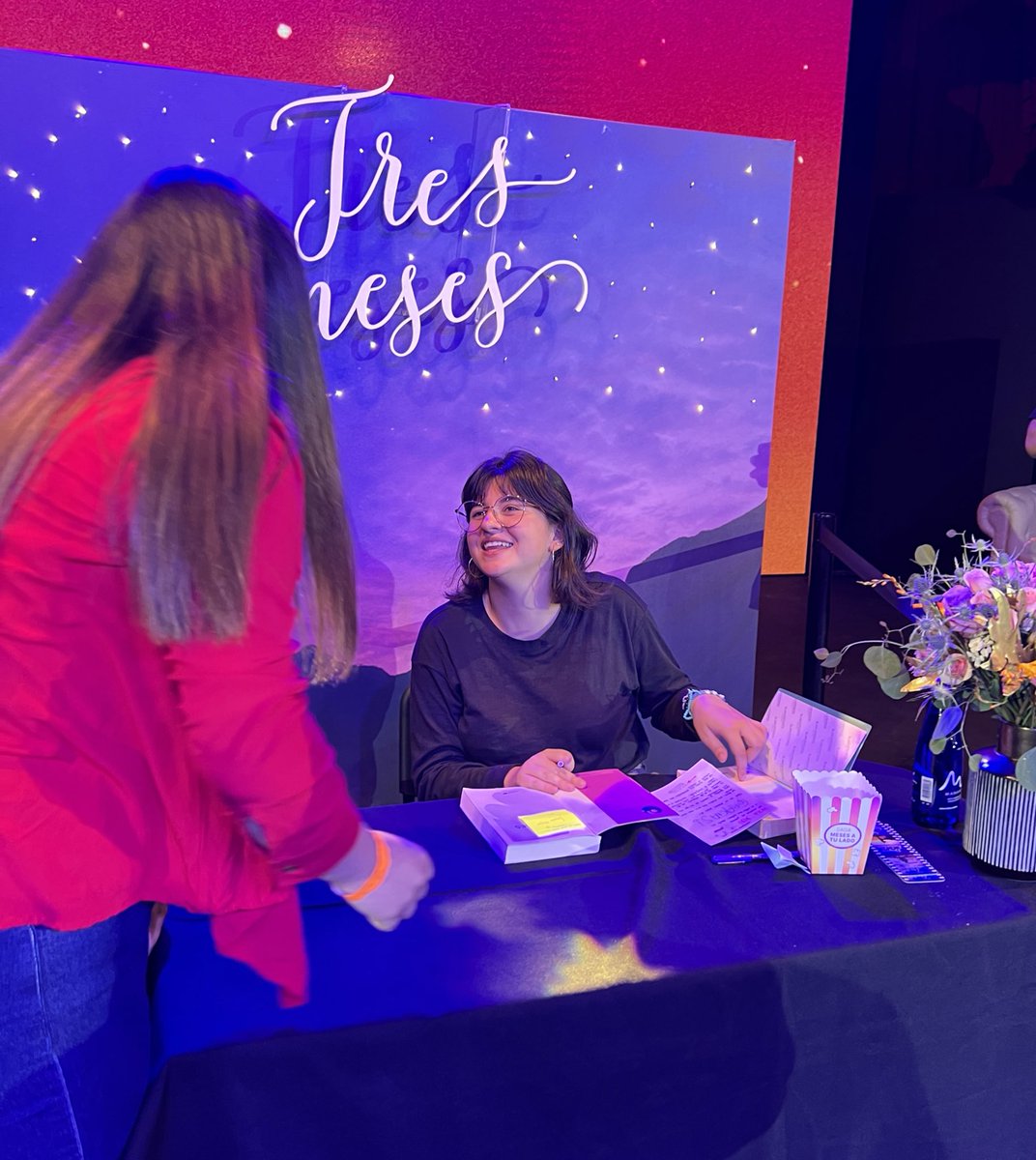 joanamarcusx's tweet photo. Primera paradita en Colombia. Sabes que una firma te está gustando cuando 900 personas más tarde sigues teniendo ganas de sonreír y hablar😂😂😂

Gracias por el cariño y por el concierto de Taylor que nos montamos. Espero que os lo pasarais bien! https://t.co/uXjt2TpIWy