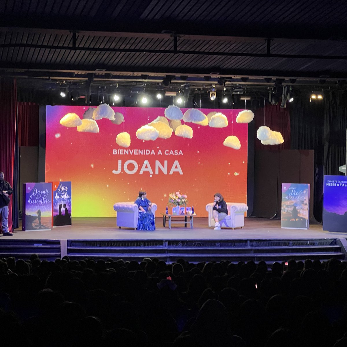 joanamarcusx's tweet photo. Primera paradita en Colombia. Sabes que una firma te está gustando cuando 900 personas más tarde sigues teniendo ganas de sonreír y hablar😂😂😂

Gracias por el cariño y por el concierto de Taylor que nos montamos. Espero que os lo pasarais bien! https://t.co/uXjt2TpIWy