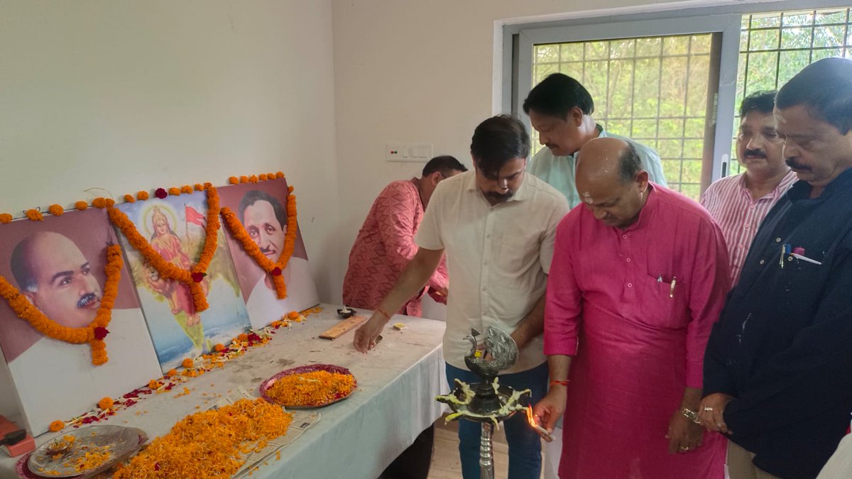 SamalManmohan7's tweet photo. आज मैंने और सांसद श्री सुरेश पुजारी एवं वरिष्ठ नेताओं ने बरगढ़ जिले के बरगढ़ विधानसभा क्षेत्र के कार्यकर्ताओं की बैठक ली।बैठक में आने वाले दिनों में संघ को और मजबूत करने और मोदी सरकार की सेवा, सुशासन और गरीब कल्याण योजनाओं को घर-घर तक पहुंचाने पर चर्चा की गई https://t.co/PQw3i546z8