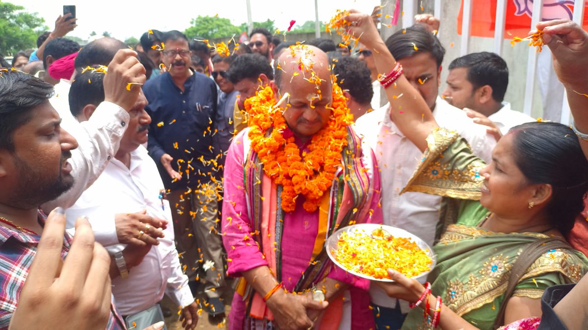 SamalManmohan7's tweet photo. आज मैंने और सांसद श्री सुरेश पुजारी एवं वरिष्ठ नेताओं ने बरगढ़ जिले के बरगढ़ विधानसभा क्षेत्र के कार्यकर्ताओं की बैठक ली।बैठक में आने वाले दिनों में संघ को और मजबूत करने और मोदी सरकार की सेवा, सुशासन और गरीब कल्याण योजनाओं को घर-घर तक पहुंचाने पर चर्चा की गई https://t.co/PQw3i546z8