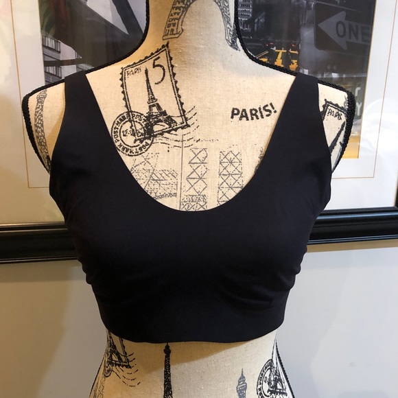 bgcrown's tweet photo. So good I had to share! Check out all the items I'm loving on @Poshmarkapp #poshmark #fashion #style #shopmycloset #ganni #knix: https://t.co/9dlaGw4lkF https://t.co/PlcWdDo4ck