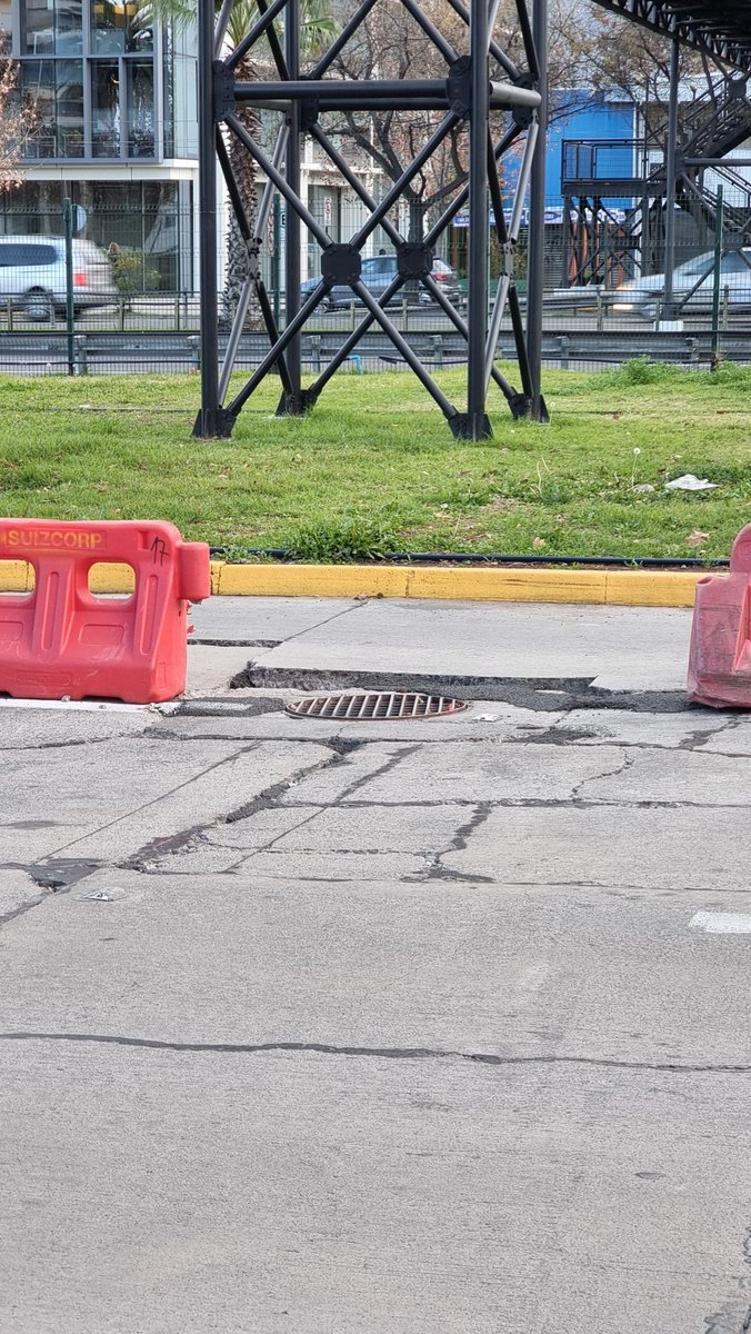 Felipeguerraty's tweet photo. Empezando la 4ta semana con la pista cerrada y nadie hace nada. (Kennedy lateral esq las tranqueras)
Solo letreros... Que mal esta funcionando @Muni_LasCondes  @lascondesactiva https://t.co/CamK3ijpJd