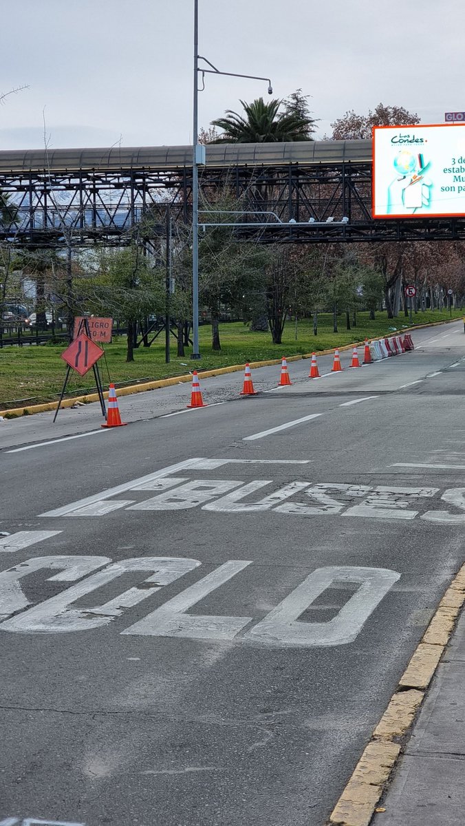 Felipeguerraty's tweet photo. Empezando la 4ta semana con la pista cerrada y nadie hace nada. (Kennedy lateral esq las tranqueras)
Solo letreros... Que mal esta funcionando @Muni_LasCondes  @lascondesactiva https://t.co/CamK3ijpJd