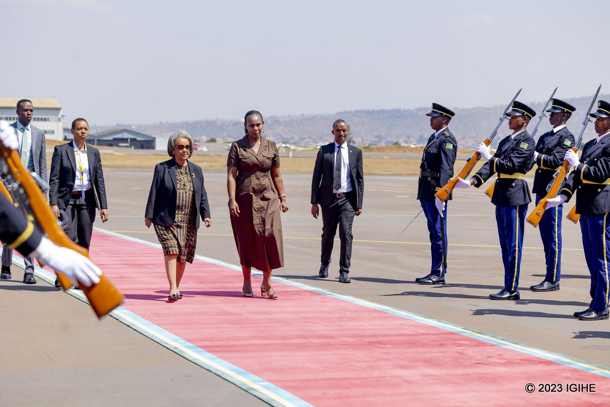 Mamaurwagasabo1's tweet photo. Perezida wa Ethiopia #Sahle-Work Zewde nawe  amaze gusesekara i kigali , aho yitabiriye Inama Mpuzamahanga yiga ku ruhare rw’abagore mu Iterambere (Women  Deliver) @RwandaGov  @RwandaMFA  @ScoviaMutesi https://t.co/kMupSpF2av