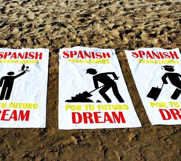 aspide_l's tweet image. L’artista spagnolo Dos Jotas e i teli mare sul futuro dei giovani.
Bisogna chiedergli una licenza per farli in Italia