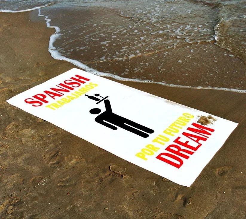 aspide_l's tweet image. L’artista spagnolo Dos Jotas e i teli mare sul futuro dei giovani.
Bisogna chiedergli una licenza per farli in Italia