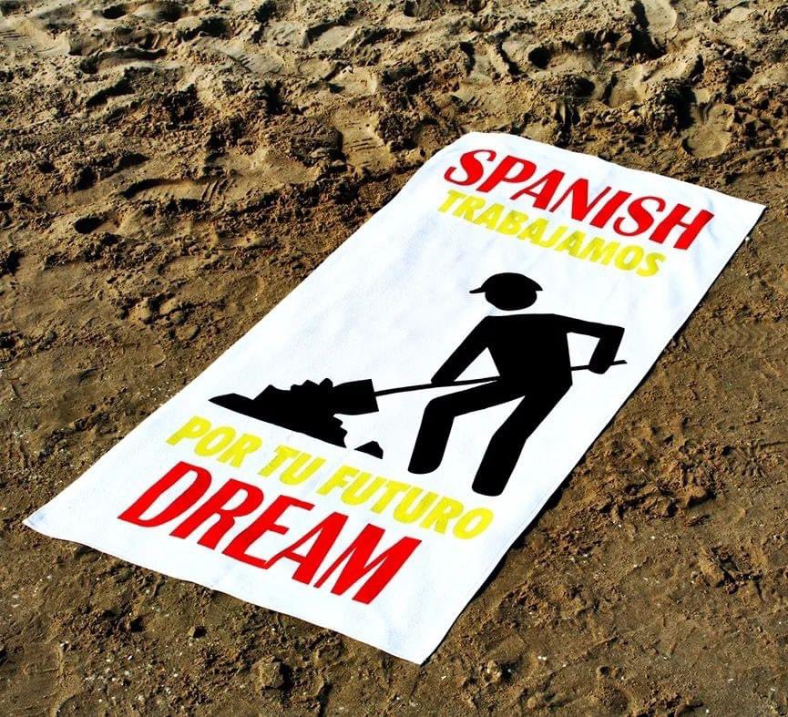 aspide_l's tweet image. L’artista spagnolo Dos Jotas e i teli mare sul futuro dei giovani.
Bisogna chiedergli una licenza per farli in Italia