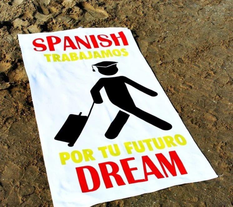 aspide_l's tweet image. L’artista spagnolo Dos Jotas e i teli mare sul futuro dei giovani.
Bisogna chiedergli una licenza per farli in Italia