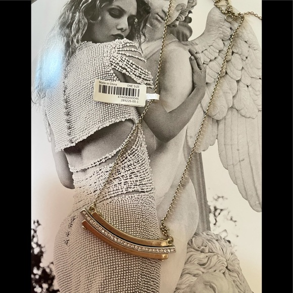 PFinds2021's tweet photo. So good I had to share! Check out all the items I'm loving on @Poshmarkapp #poshmark #fashion #style #shopmycloset #candies #bananarepublic #verabradley: https://t.co/dqq2X3T2G1 https://t.co/b1pMSUoWKm